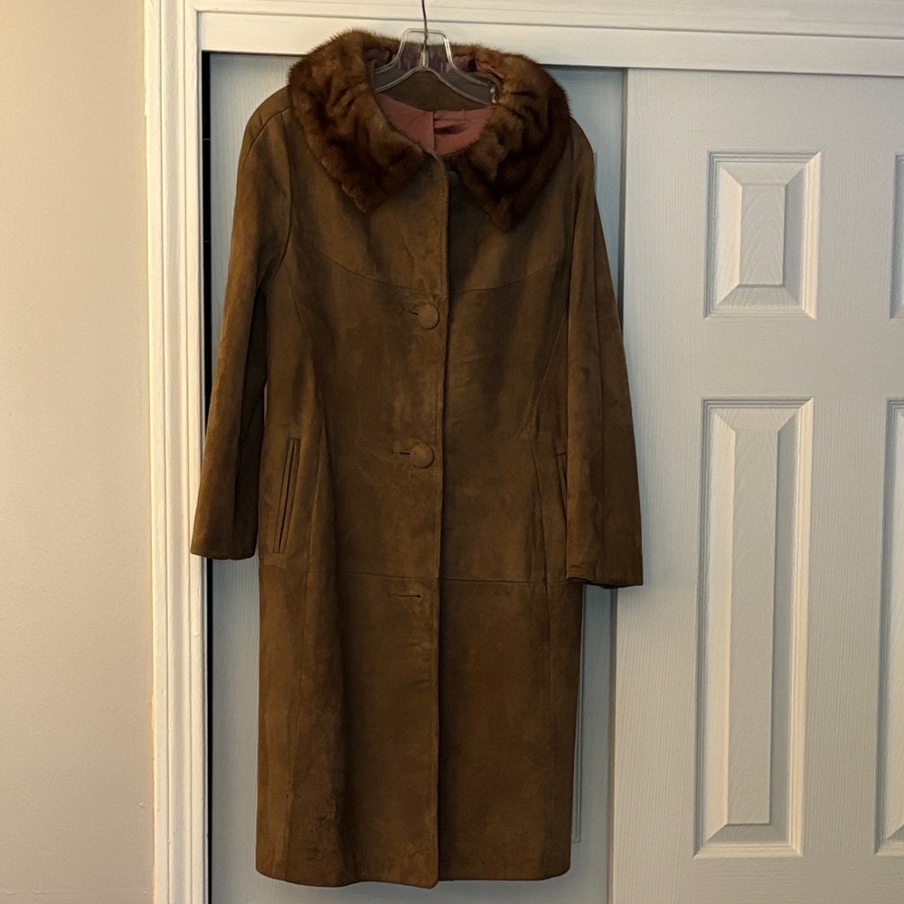 Gorgeous vintage 70’s Brown Suede leather Coat with Fur Collar!!